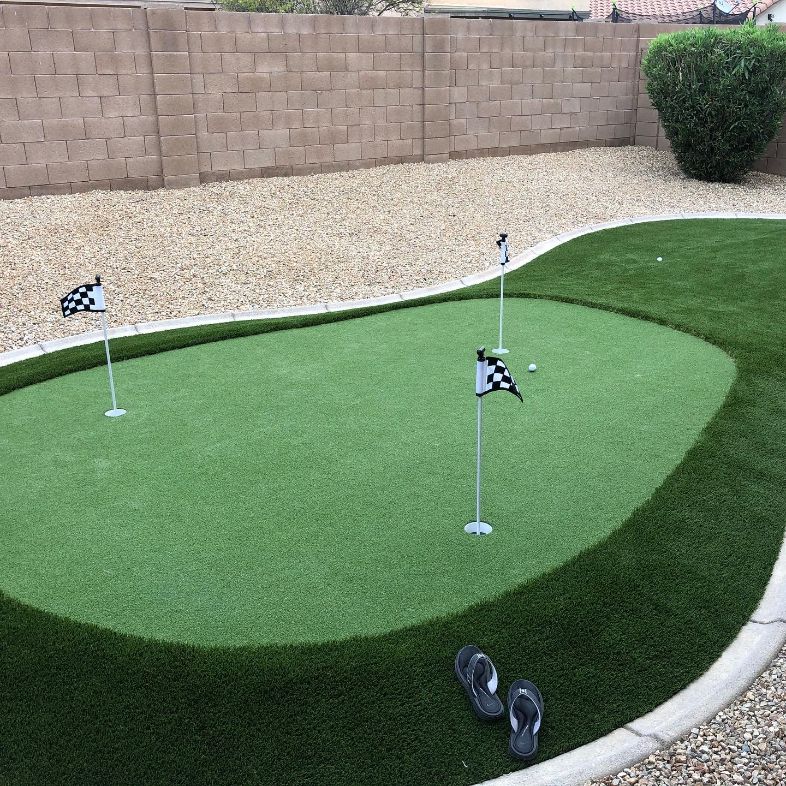 tiny-backyard-putting-green-with-artificial-turf-arizona