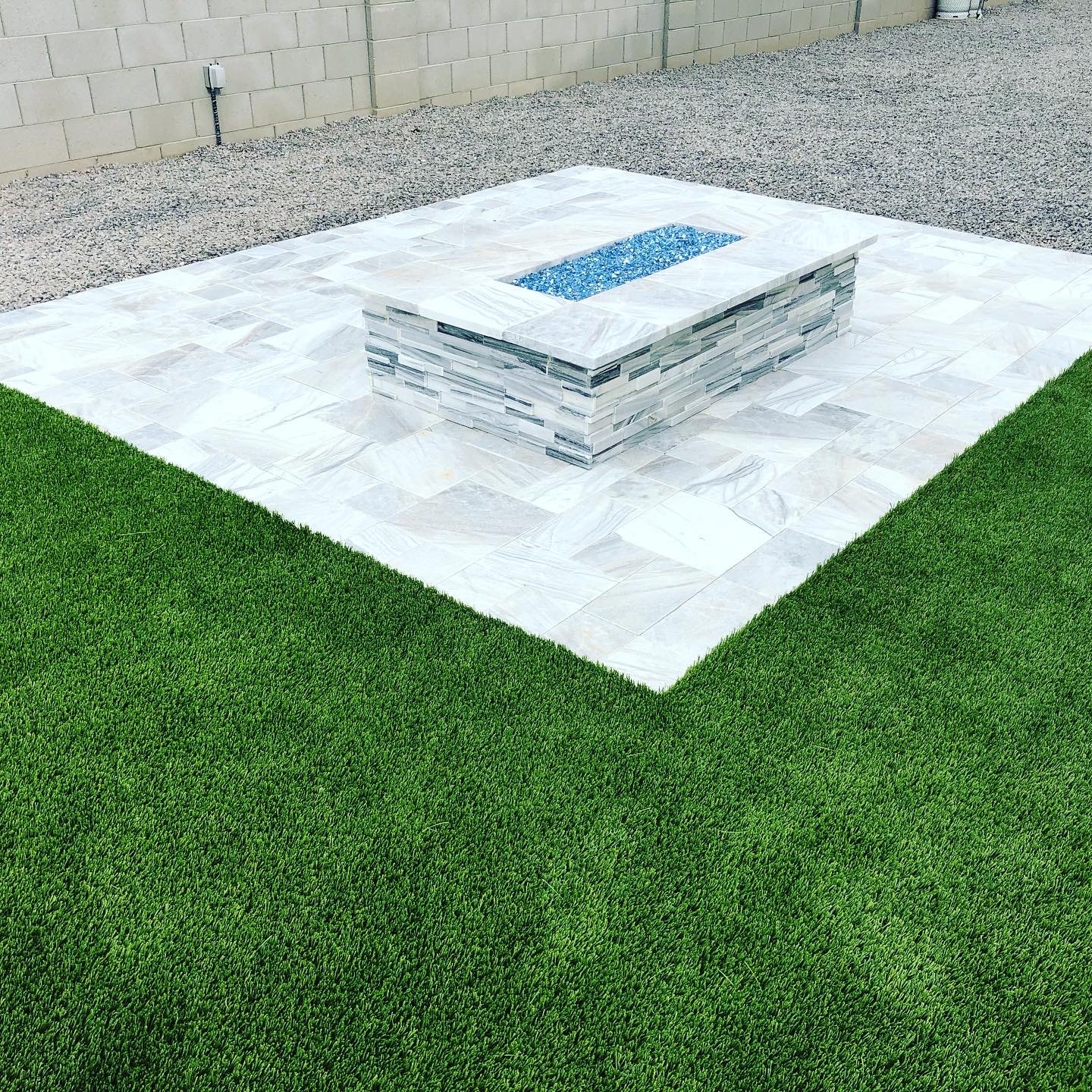 Fire pit in Arizona surrounded but artificial turf